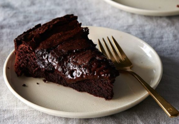 Descobrimos um bolo brigadeiro mais amigo da dieta (e leva apenas 3 ingredientes)