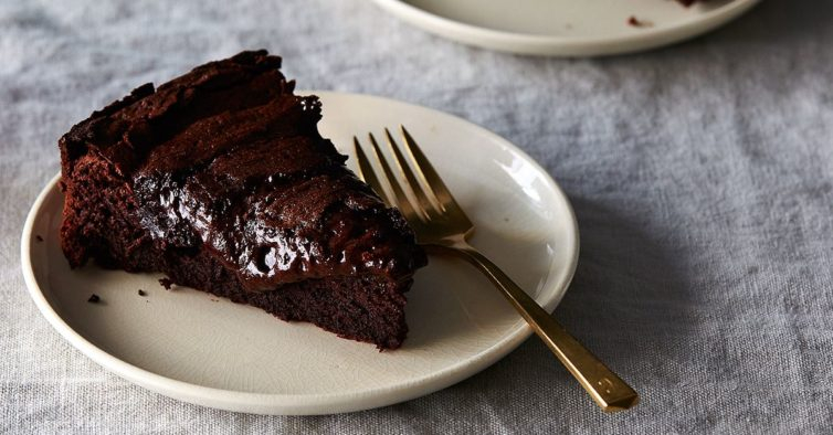 Descobrimos um bolo brigadeiro mais amigo da dieta (e leva apenas 3 ingredientes)