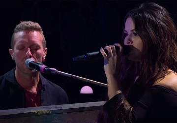 Surpresa. Selena Gomez apareceu a cantar com os Coldplay (e o público enlouqueceu)