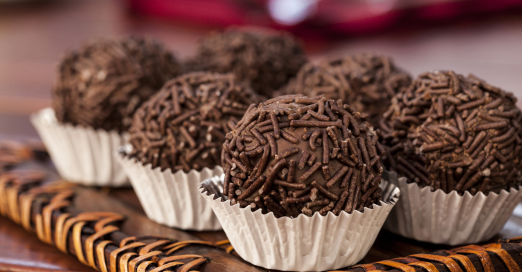 Descobrimos um bolo brigadeiro mais amigo da dieta (e leva apenas 3 ingredientes)