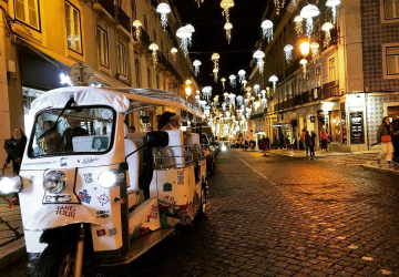 Os passeios de tuk tuk para ver as luzes de Natal nas ruas de Lisboa estão de volta