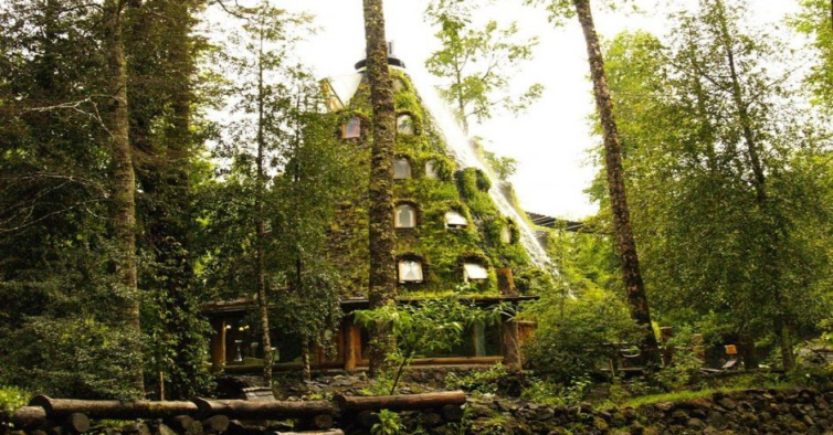 O hotel encantado no meio de uma floresta que parece ter sido construído por hobbits