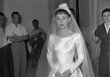 O vestido de noiva secreto de Audrey Hepburn nunca chegou a ser visto no altar