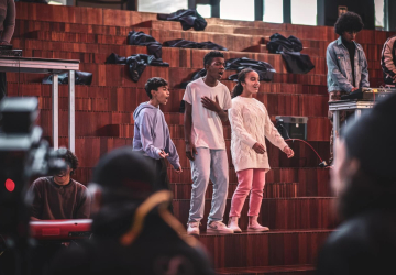 Esqueça o “Quem Trouxe?”. A música agora é outra, porque “O Natal Somos Nós”