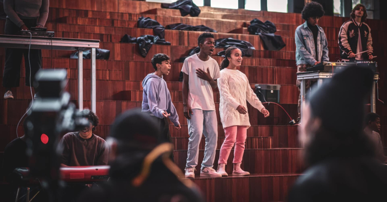 Esqueça o “Quem Trouxe?”. A música agora é outra, porque “O Natal Somos Nós”