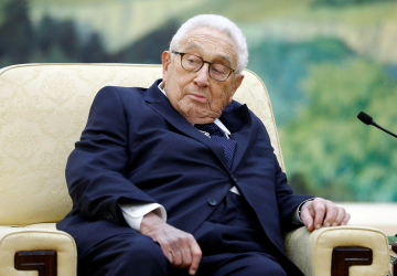 A dieta que levou Kissinger aos 100 anos: panados de vaca e salsichas de porco