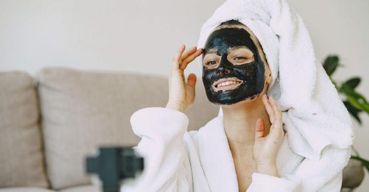 Famosas máscaras do TikTok “podem agravar o estado da pele”, alerta dermatologista