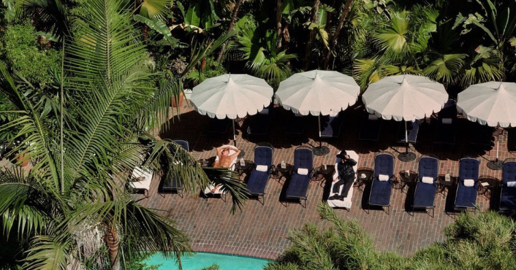 Howard Hughes espiava mulheres na piscina