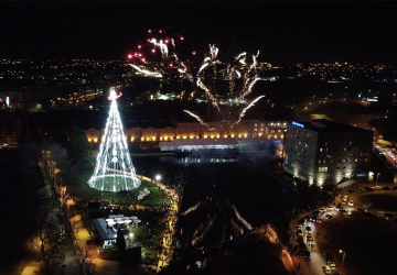 “Boas Festas em Aveiro” arranca com desfile de Pais Natais nos famosos moliceiros