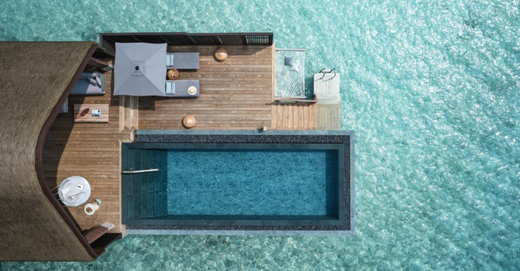 Há villas no mar e na praia