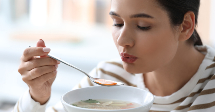 A “sopa da imunidade” recomendada por nutricionistas é ideal para evitar constipações
