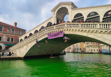 Ativistas climáticos pintaram de verde a água dos canais de Veneza