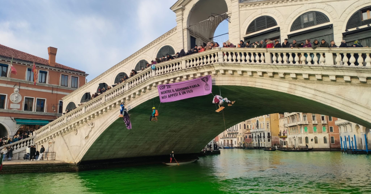 Ativistas climáticos pintaram de verde a água dos canais de Veneza