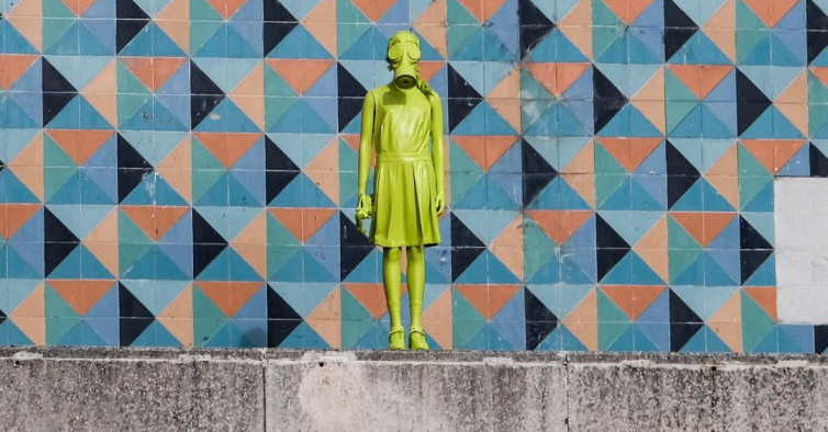Alice. A escultura do artista misterioso Superlinox que apareceu em Carcavelos