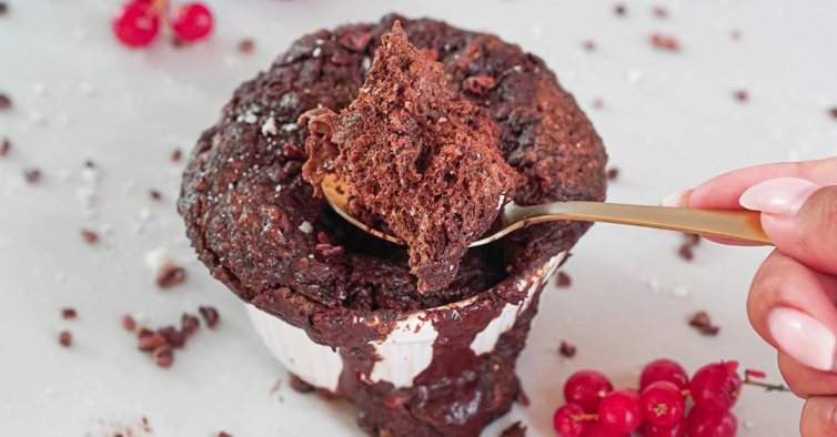 O bolo de chocolate húmido e leve que se faz em 2 minutos no microondas