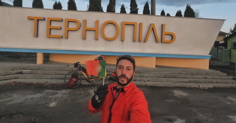 “Esta guerra também é nossa.” O português que está a percorrer a Ucrânia de bicicleta
