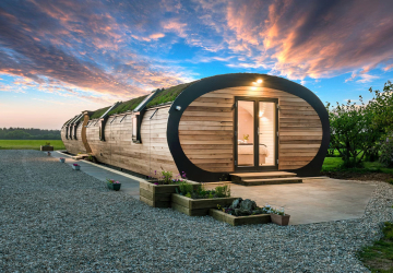 O “paraíso rural” onde os hóspedes podem dormir num tubo de madeira gigante