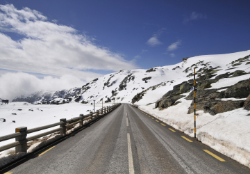 Queda de neve fecha estradas no maciço central da Serra da Estrela