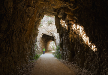 A ecopista que atravessa os túneis de uma antiga linha férrea no centro do País