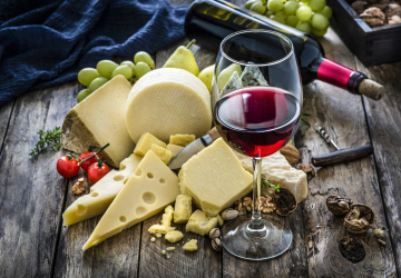 Tripla ameaça à dieta: este festival junta queijo, pão e vinho