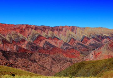 A incrível “montanha das 14 cores” que parece uma pintura surrealista