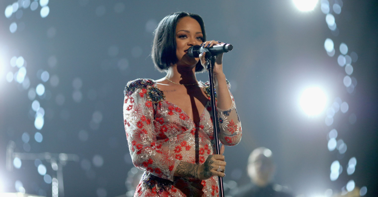 Rihanna dá primeiro concerto em 8 anos (e divide opiniões)