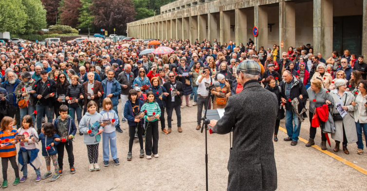 Centenas de pessoas na Galiza cantaram a “Grândola, Vila Morena” no 25 de Abril