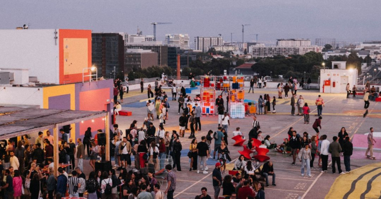 Um dos rooftops panorâmicos mais cool de Lisboa reabre com smash burgers e kebabs