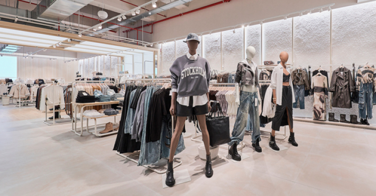 Novo vestido da Stradivarius transforma a tendência mais temida do verão