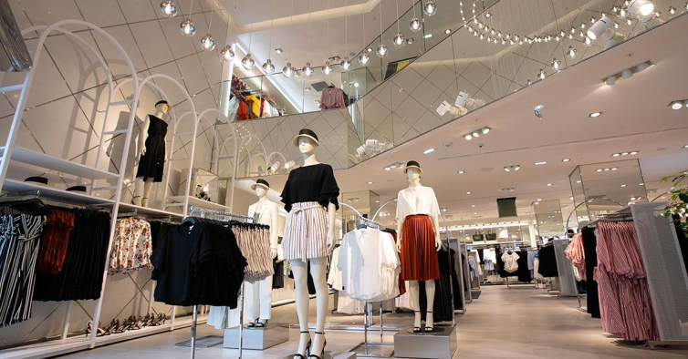 Este vestido floral será o próximo a esgotar nos saldos da H&M