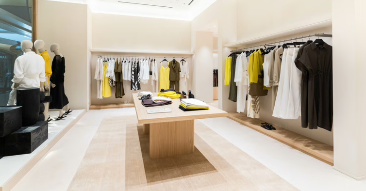 Novo vestido despojado da Massimo Dutti ajuda o tronco a parecer mais esguio