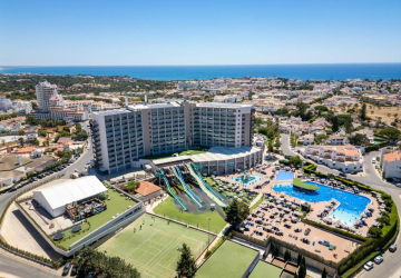 Este hotel no Algarve dedicado às famílias (e com um parque aquático infantil) reabre em abril