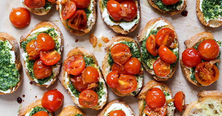 Bruschetta de pesto, requeijão e nozes
