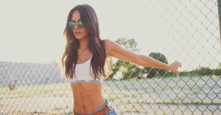 O top primaveril da Calvin Klein para treinar com mais motivação está com desconto