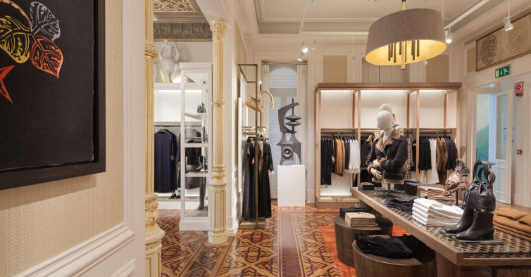 Uma das saias mais leves e elegantes da Inditex está com 40% de desconto