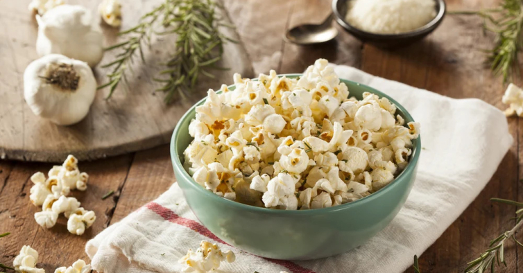 Pipocas com alho, alecrim e chilli é o snack improvável para servir aos amigos lá em casa