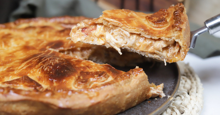 Fácil de fazer e perfeita para partilhar: é a empada de frango gigante de Clara de Sousa