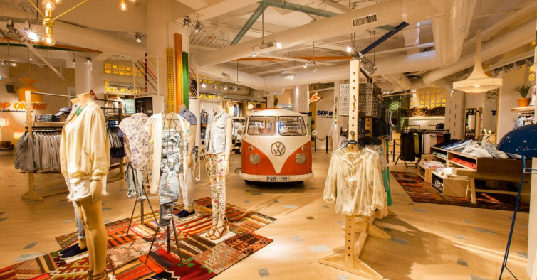 Novas calças de renda colorida da Pull&Bear vão fazer sucesso nos festivais de verão