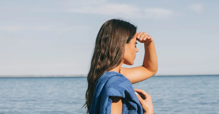 As novas toalhas de praia que se transformam em tote bags espaçosas