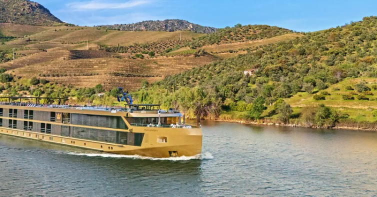 Piscina e restaurante a bordo. Novo navio de cruzeiro do Douro já começou a navegar