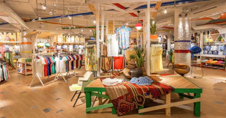 Novo vestido acetinado da Pull&Bear vai ser obrigatório no verão. Já está a esgotar