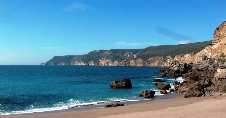 Maio começa com uma caminhada pelas praias selvagens de Sesimbra só para os mais aventureiros