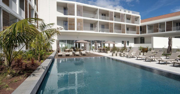 Histórica pensão nos Açores foi transformada num hotel com 3 piscinas