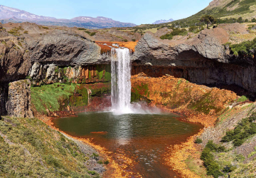 Esta cascata esculpida por lava tem a água mais ácida do que vinagre