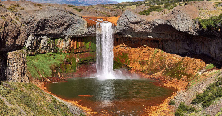 Esta cascata esculpida por lava tem a água mais ácida do que vinagre