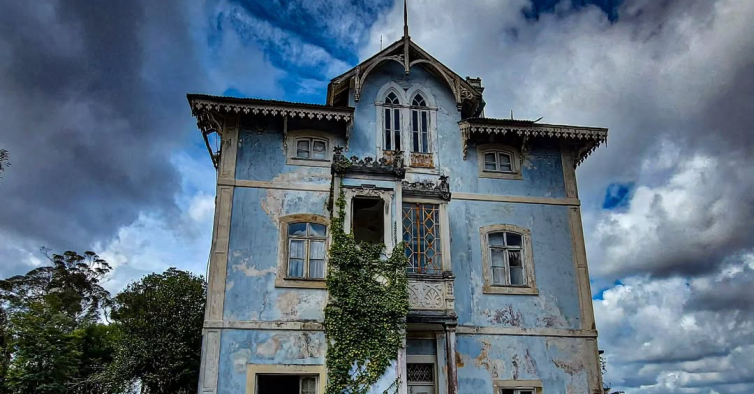 O chalet azul que parece um palácio da Disney e que hoje está em ruínas