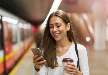 Falar em alta-voz (ou videochamada) nos transportes públicos pode dar direito a multa