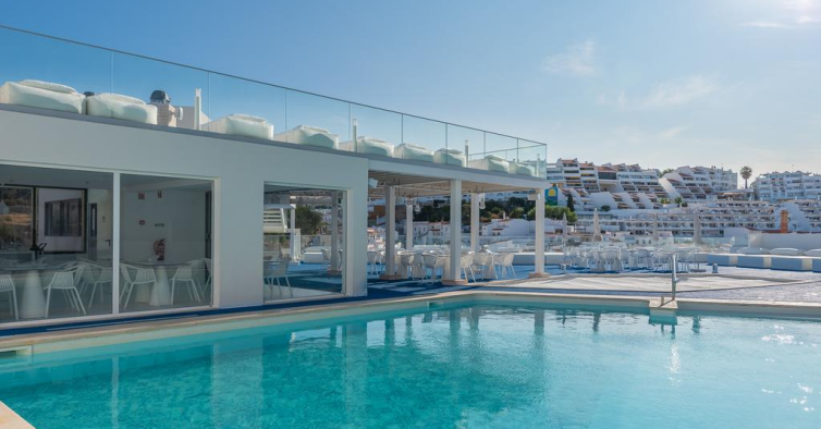 Hotel Indigo reabre em Albufeira com piscina no rooftop e um novo spa