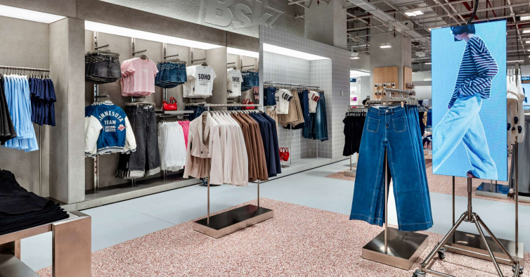 A procura terminou. Encontrámos um macacão de ganga super feminino na Bershka