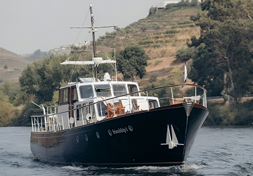 Há festas no Douro com vinho, música e petiscos a bordo de um iate histórico